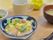 副菜とお味噌汁、どんぶりに盛られた親子丼が用意された食事メニュー