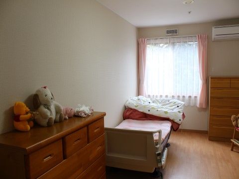 トイレ、洗面台、居室、エアコンが完備されている居室。プライバシーが保護されておりリラックスした毎日を過ごすことができる。