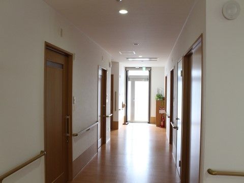 通路は幅がとても広く、手すりがついている。足腰に不安がある方、車椅子をご利用の方でも移動しやすい設計になっている。