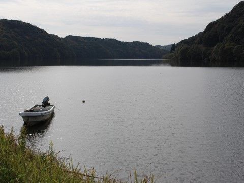 施設から徒歩圏内に湖があり、良い散歩コースになっている。楽しみながら体を動かす事で、健康維持にもつながる。