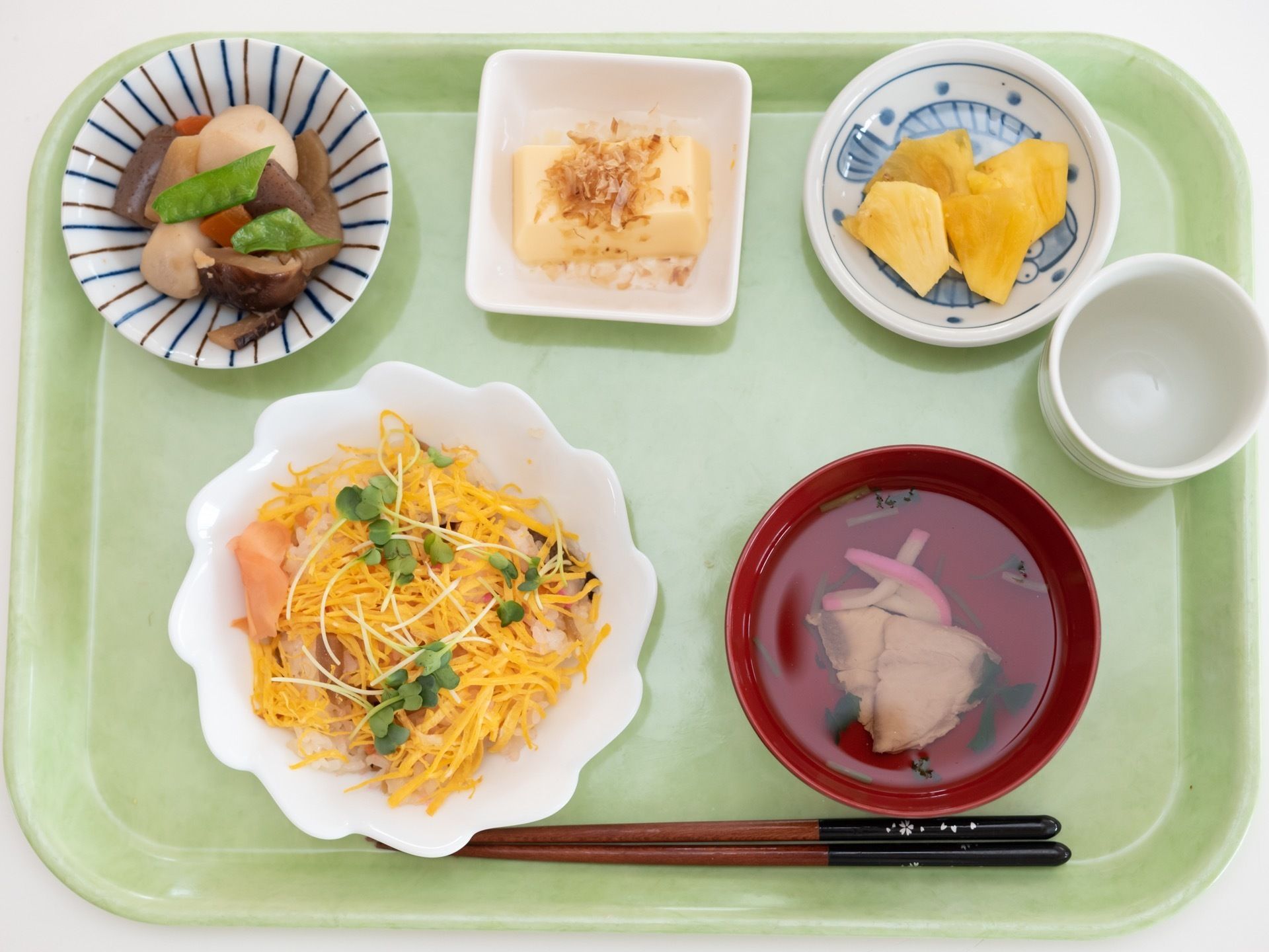 この日の食事は、主食に主菜、副菜が2品と汁物で構成されている。栄養面だけでなく、彩りにも配慮された食事である。