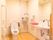 温水洗浄暖房便座トイレがある。洗面所とエアタオルがある。壁には操作パネルと手すりが取り付けられている。ドアは引き戸式である。