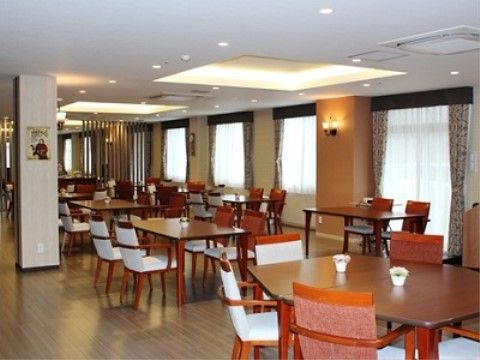 ゆったりとしたダイニングは大きく窓が取られていて、明るく開放感がある。落ち着いた雰囲気のテーブルセットが置かれている。