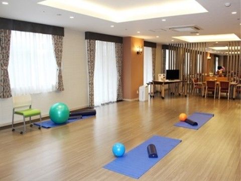 大きな窓から明るい日差しの入る、ゆったり広々としたスペースである。毎日開催されているレクリエーションで健康的な毎日が過ごせる。