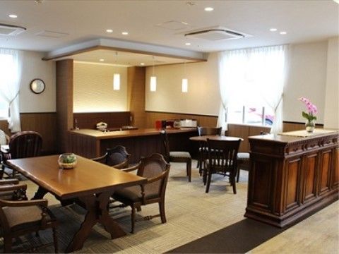 喫茶スペースには木目調で重厚感のあるテーブルセットが設置されている。ゆったりとした雰囲気でコーヒーやお茶などが楽しめる。