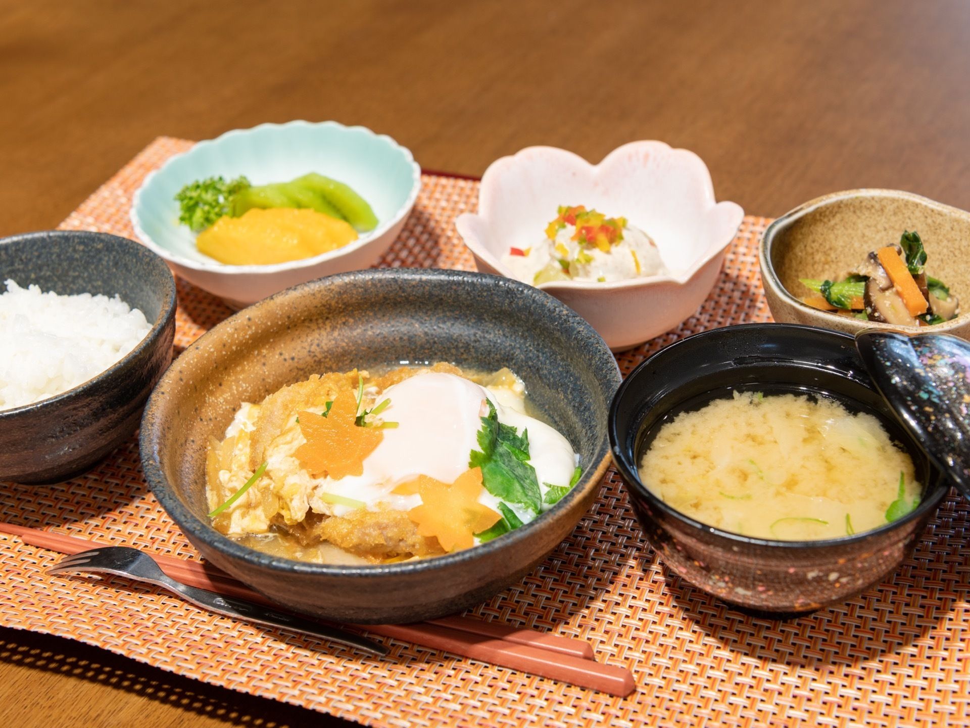 食事は、ご飯と汁物を含めて、６品が用意されている。栄養バランスと、食事量が考えられた献立になっている。