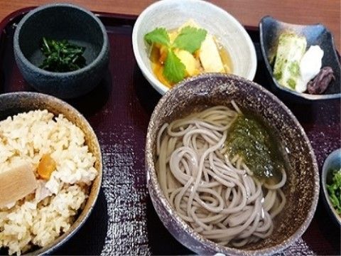 トレーに炊き込みご飯とそば、小鉢などが乗せられている。和食から洋食まで多彩なメニューが用意されている。