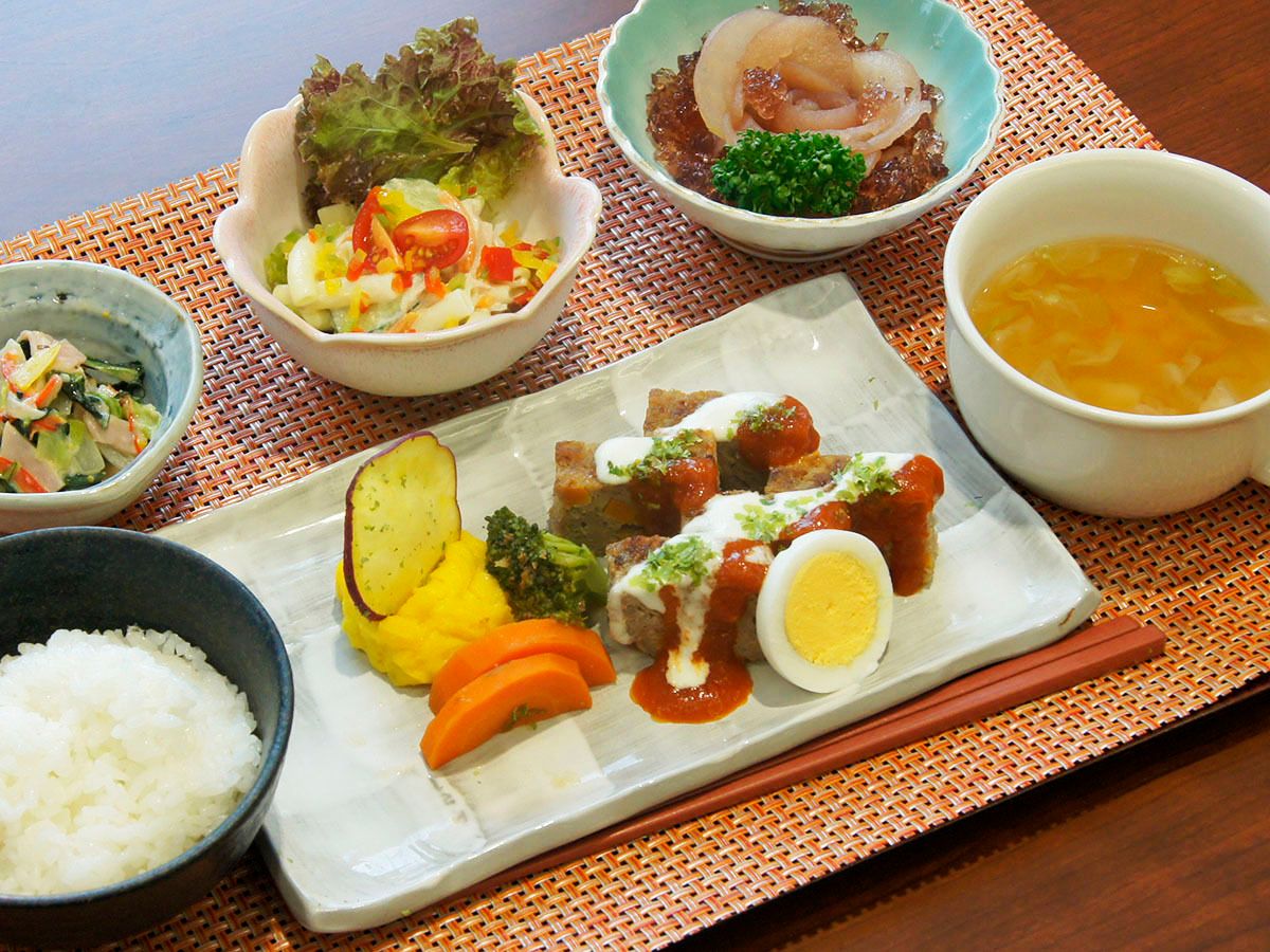 サラダとテリーヌとコンソメスープが付いたメニュー