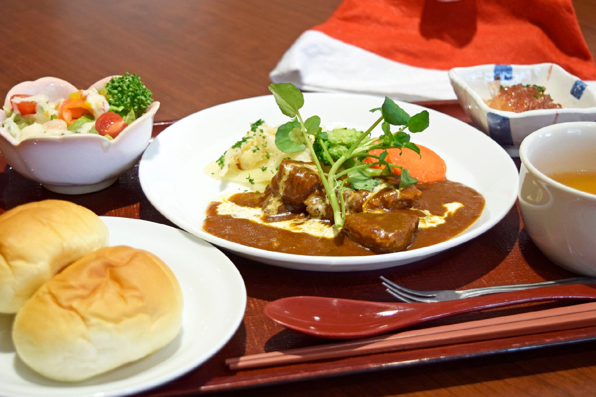 ビーフシチューとポテトサラダ、パンと生野菜のサラダのセット