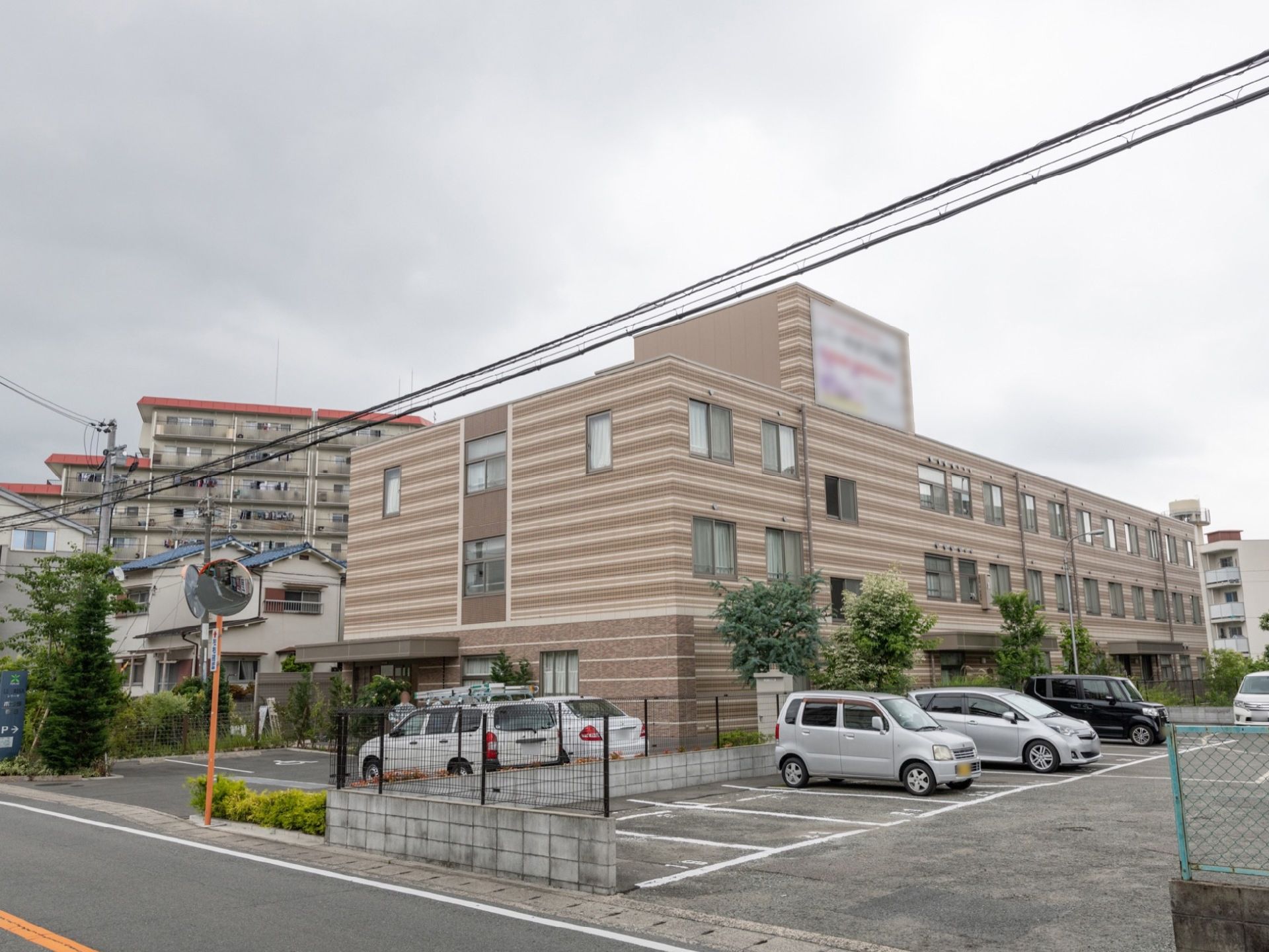 施設は3階建てで、大きな建物である。道路沿いから施設の名前が大きく見える作りになっており、初めてでも間違えることはない。