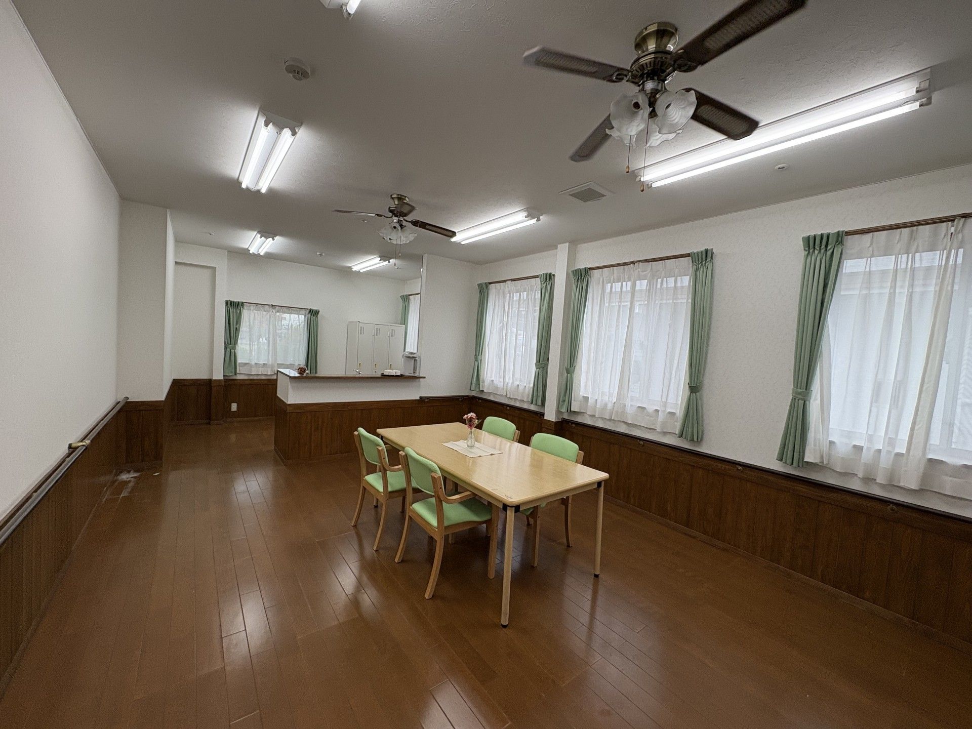 明るい窓辺のテーブル