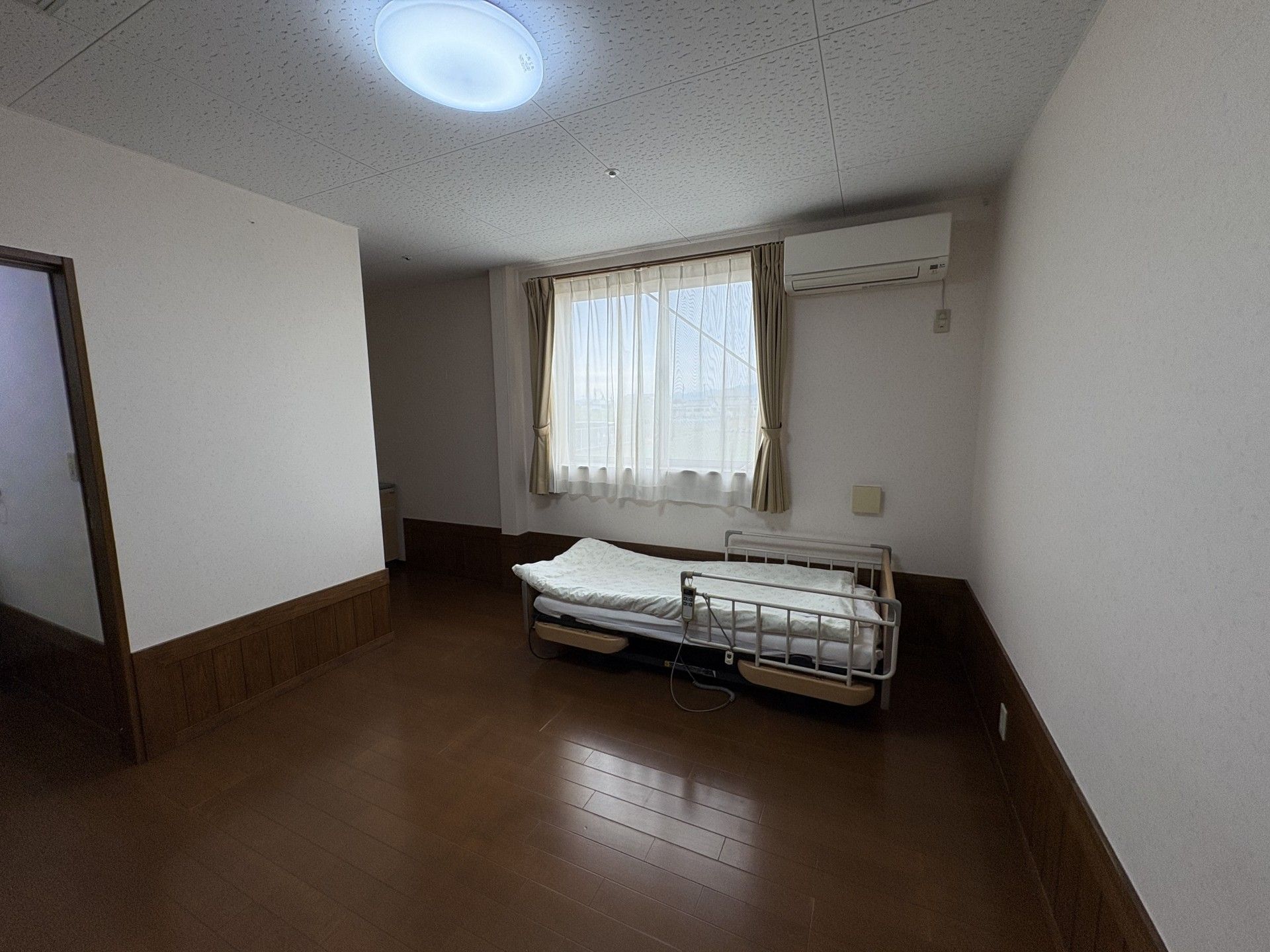 窓際のベッドがある部屋