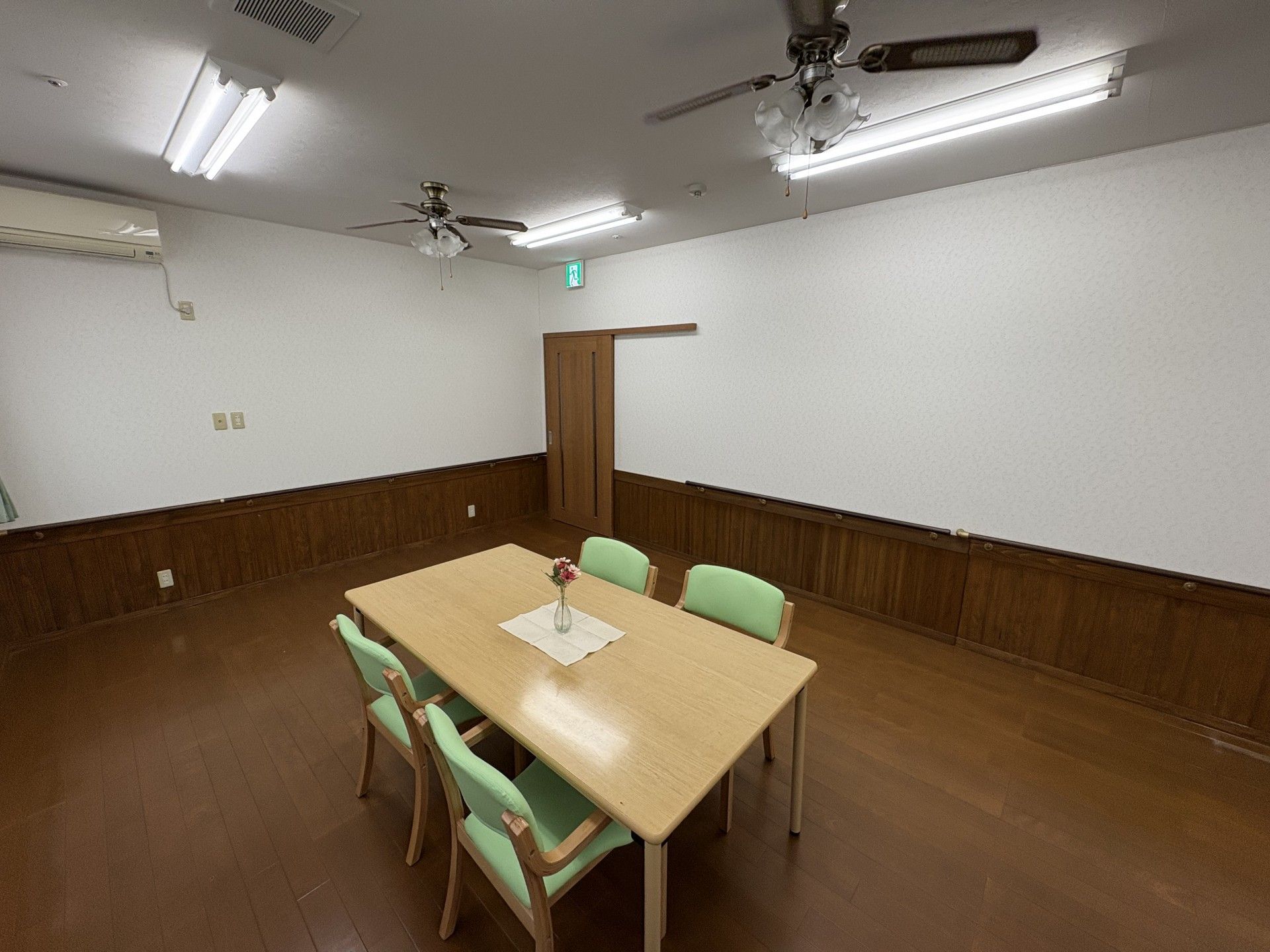 落ち着いた雰囲気の部屋