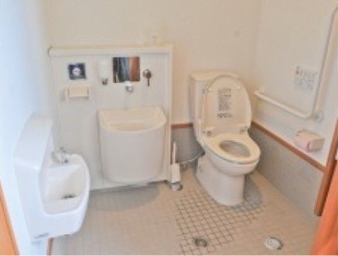 トイレは広々としており車椅子でも利用することができる。また便器の近くには手すりがあるので、立ったり座ったりするときの負担を減らせる。