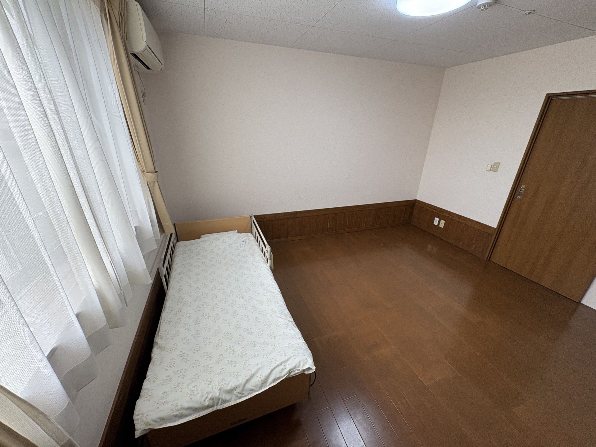 シンプルな個室の一角