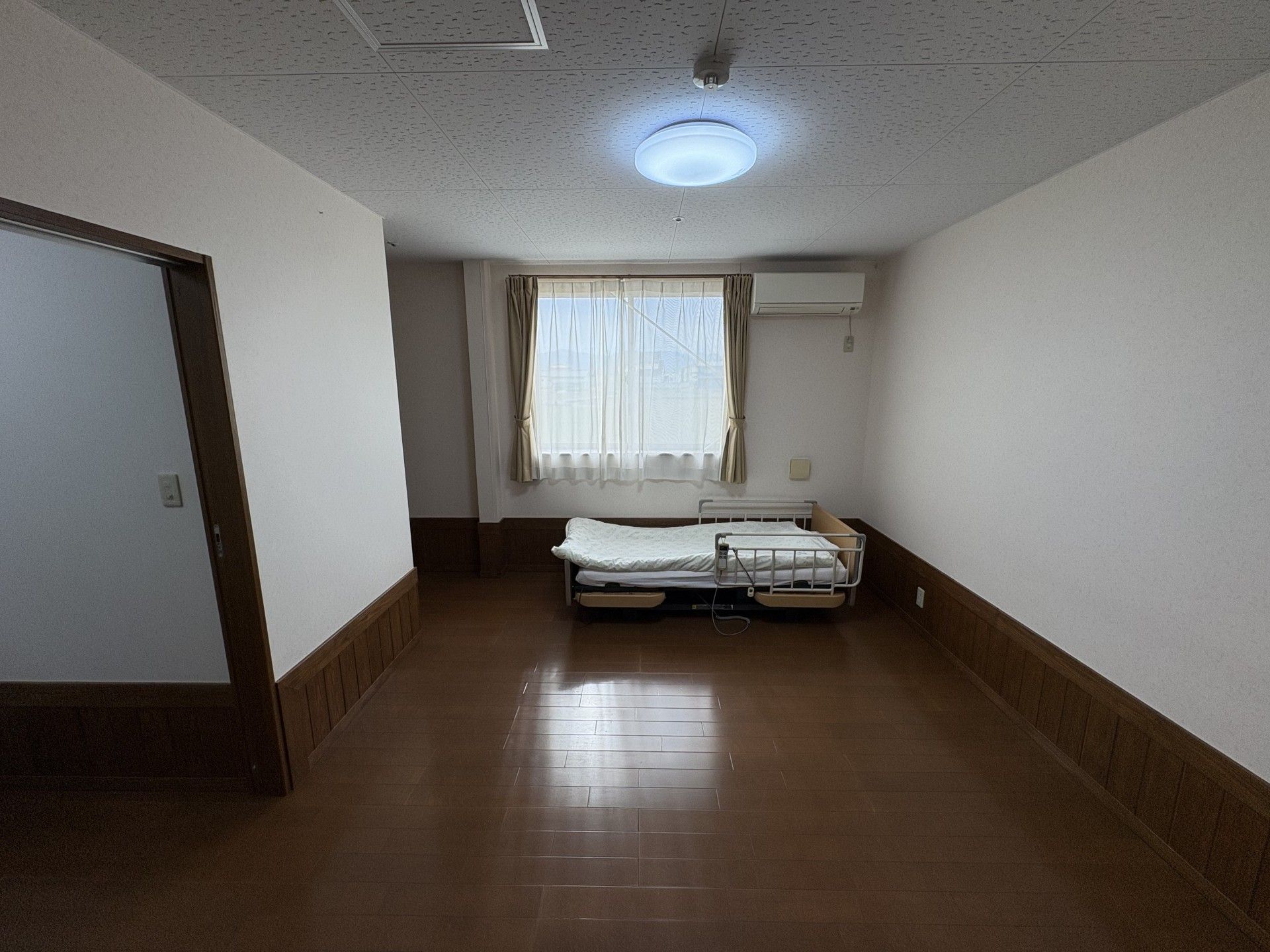 窓際のベッドがある部屋