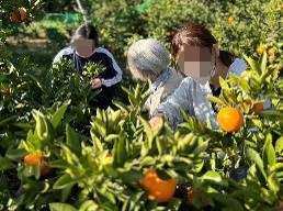 エントランスに花が飾られた2階建ての建物
