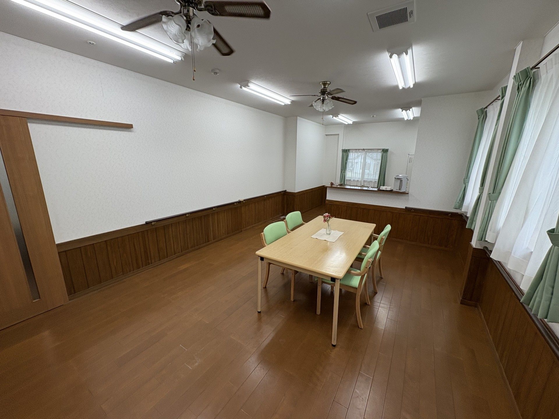 明るい部屋のテーブル