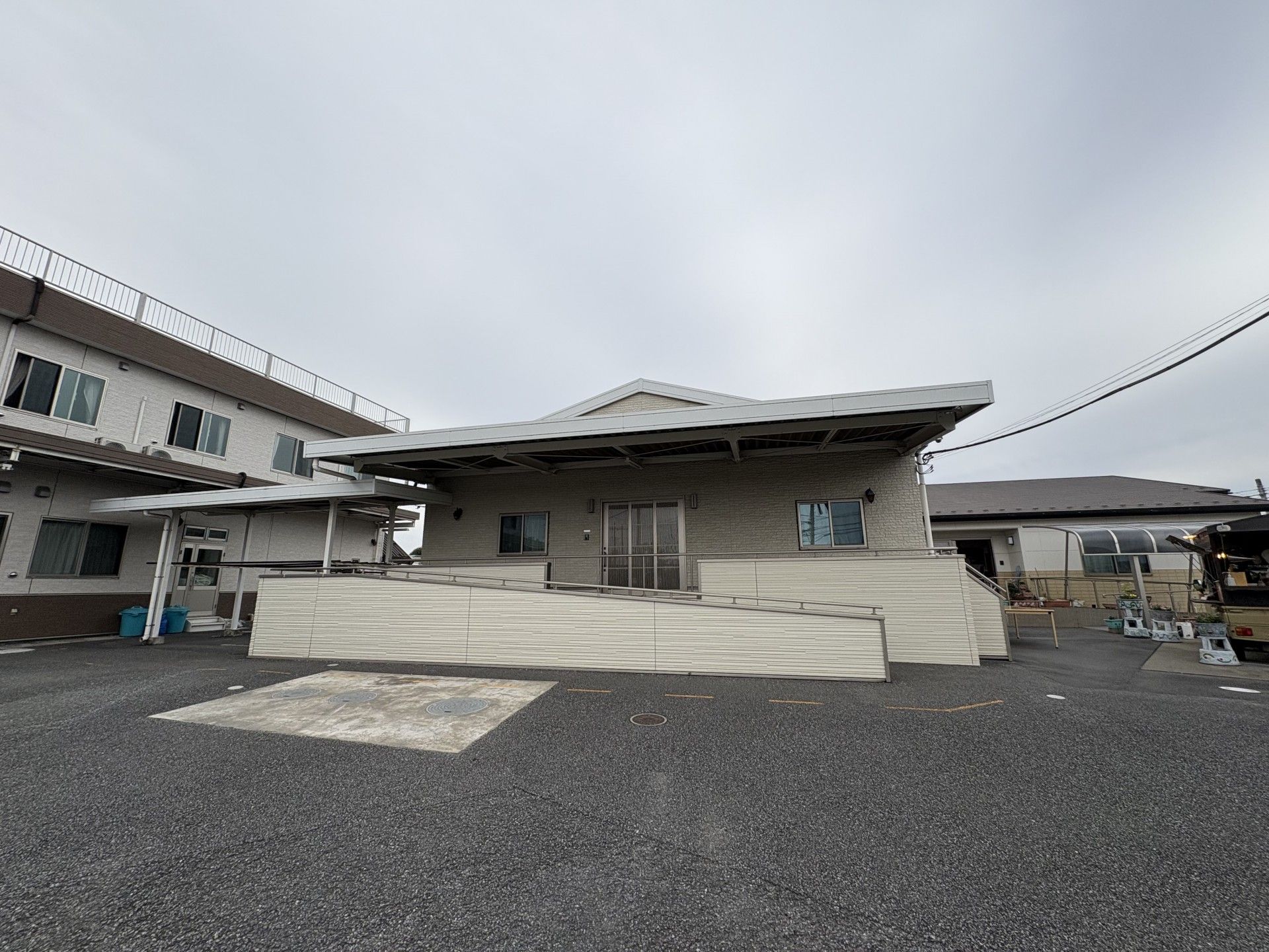 スロープ付きの建物外観