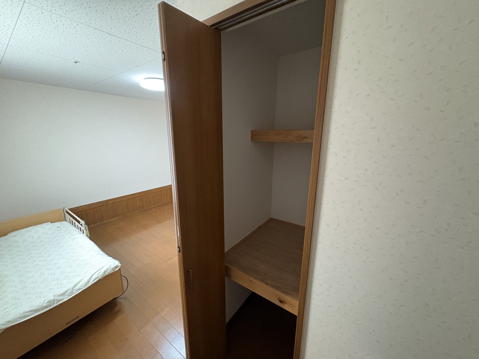 ベッドと収納のある部屋