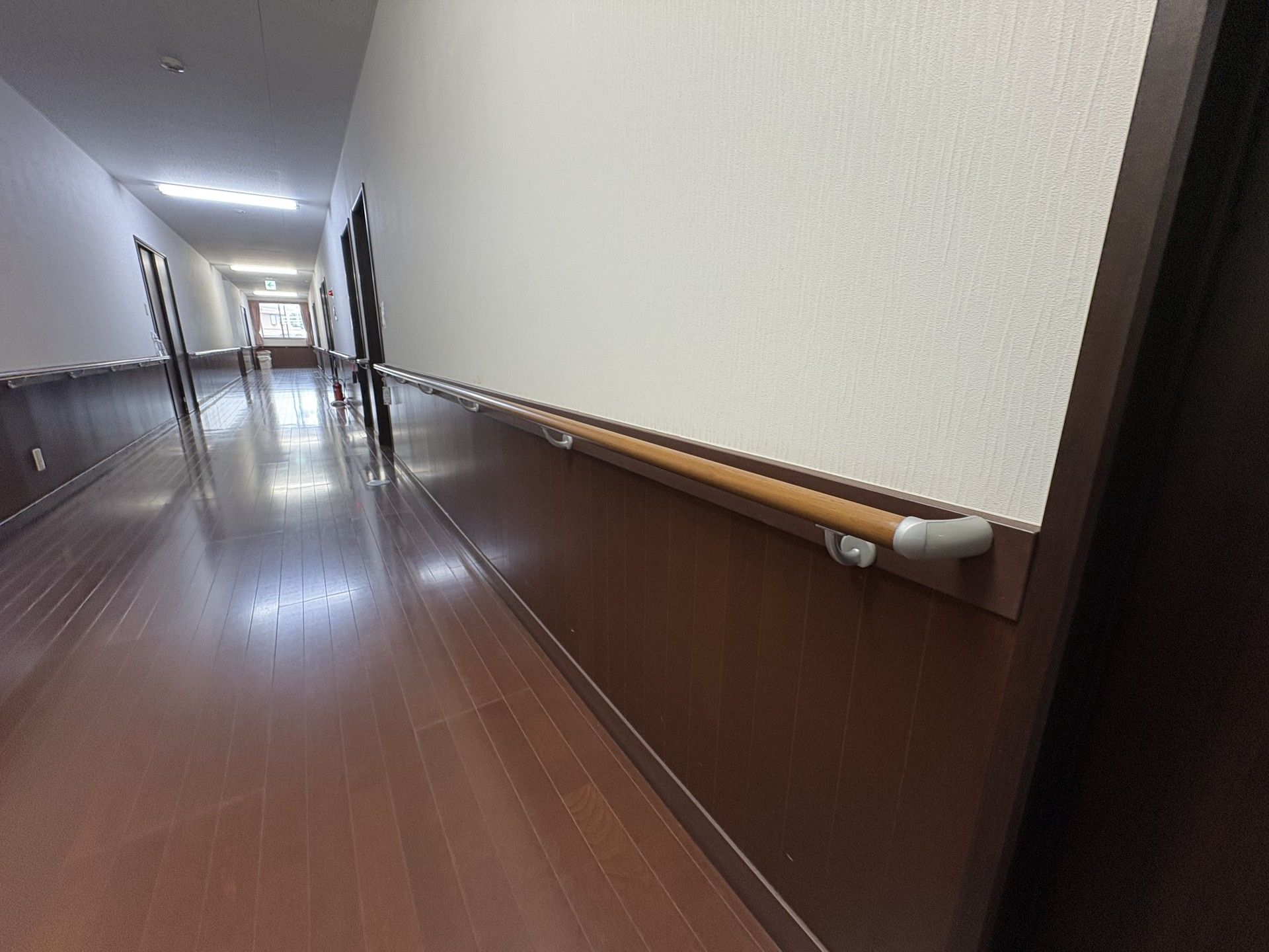 手すり付きの長い廊下