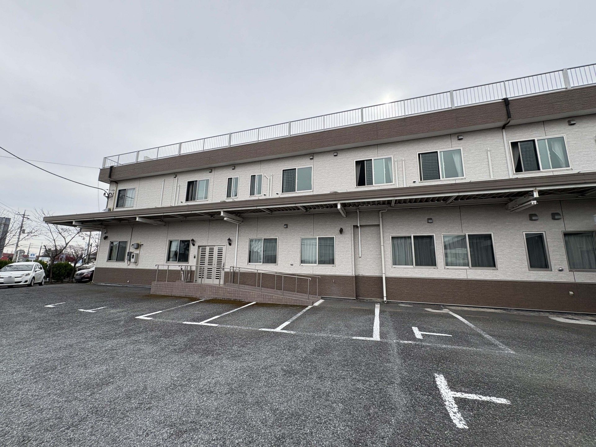 駐車場のある建物外観