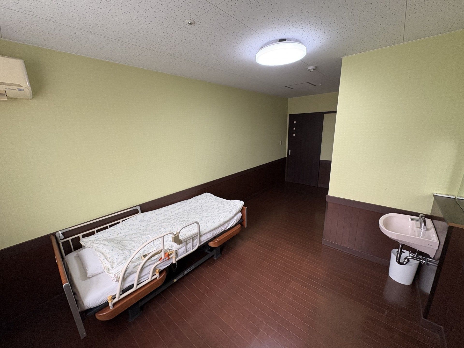 落ち着いた色調の個室