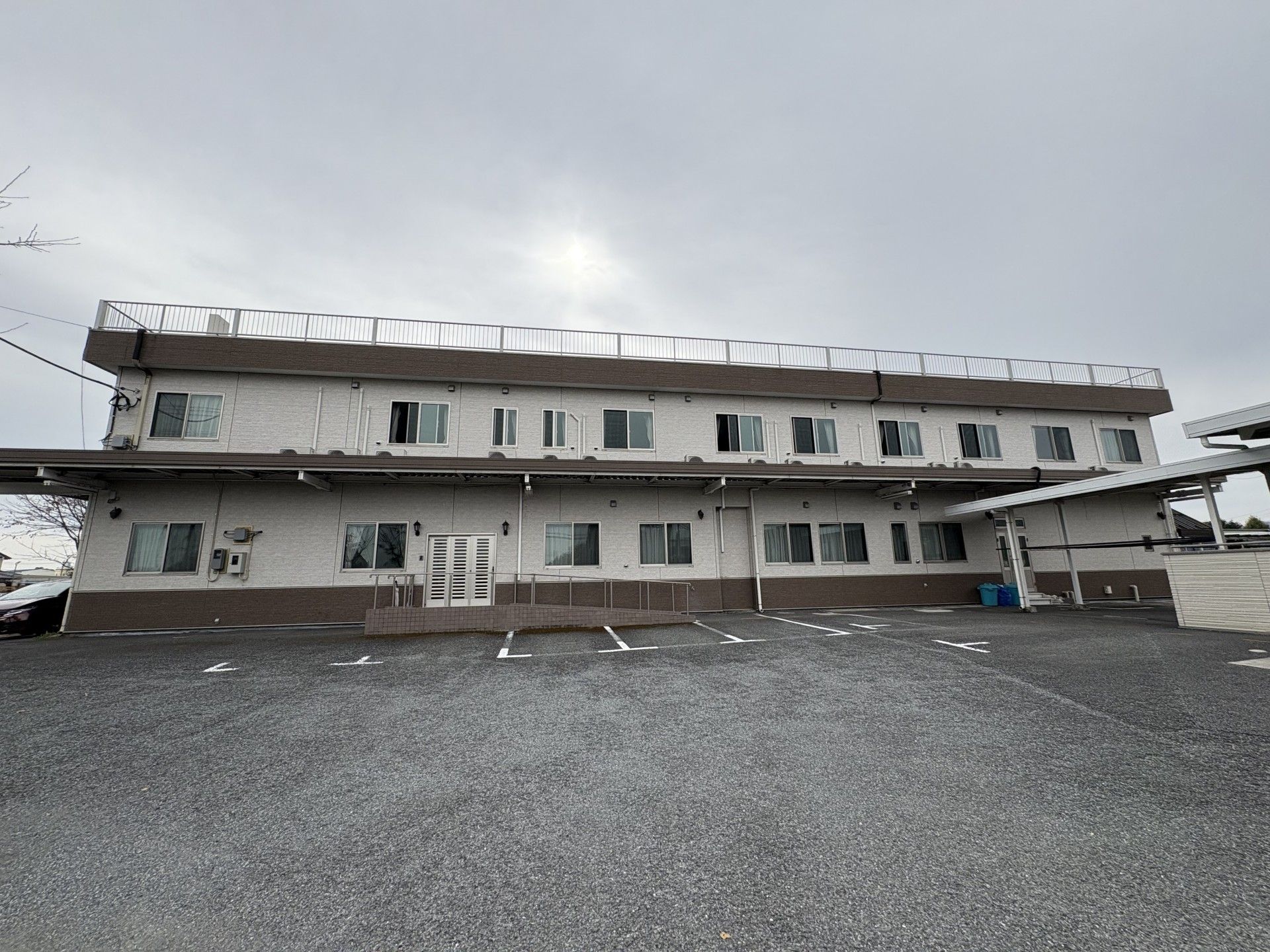 駐車場のある建物外観