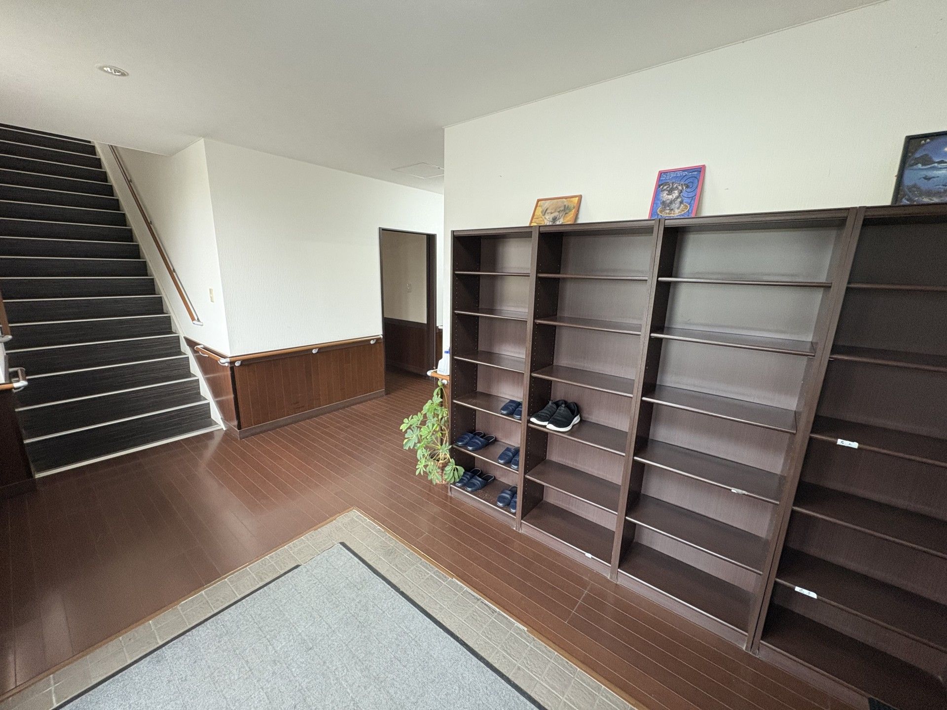 階段と靴棚のある廊下