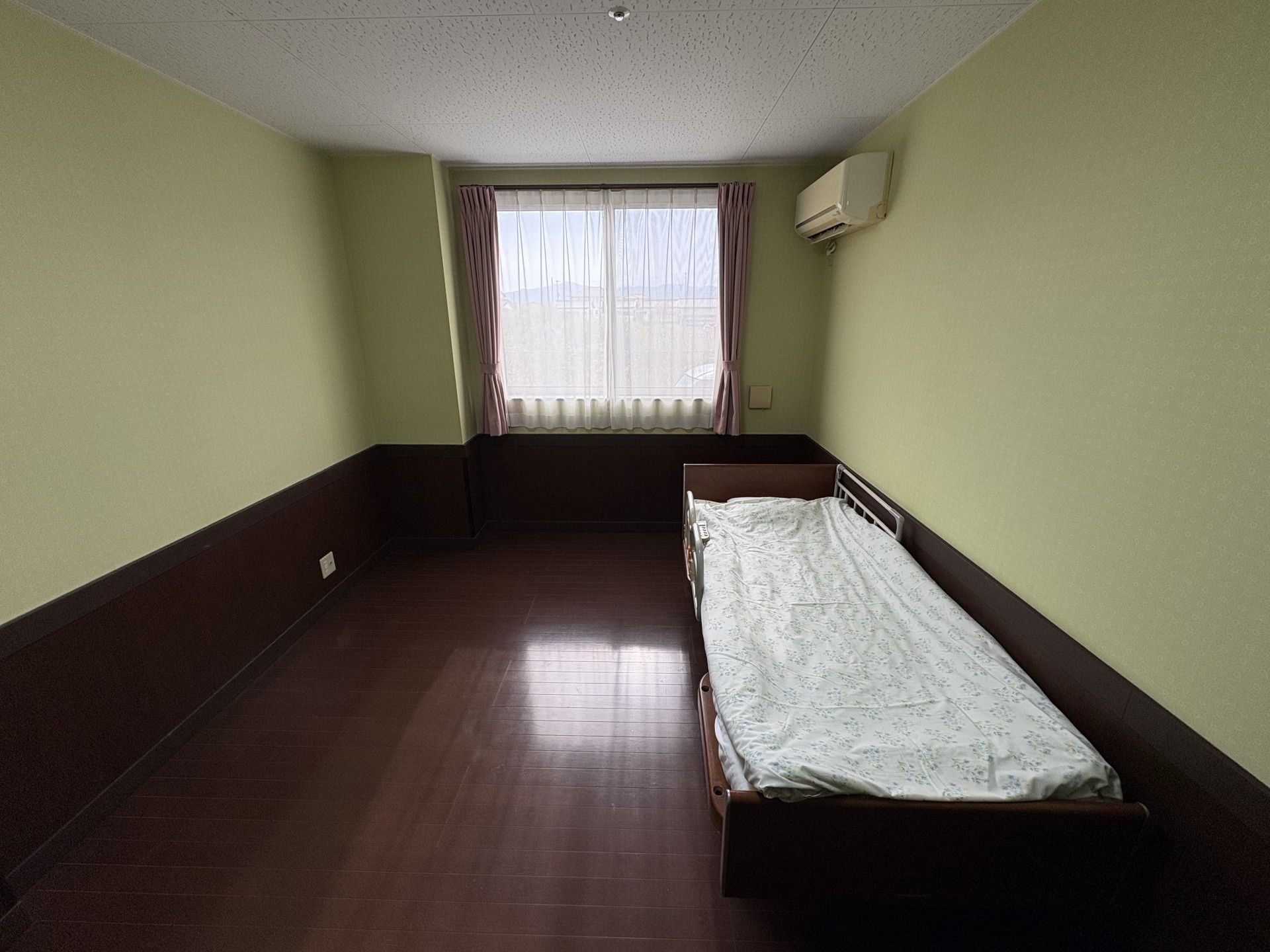 シンプルな個室のベッド