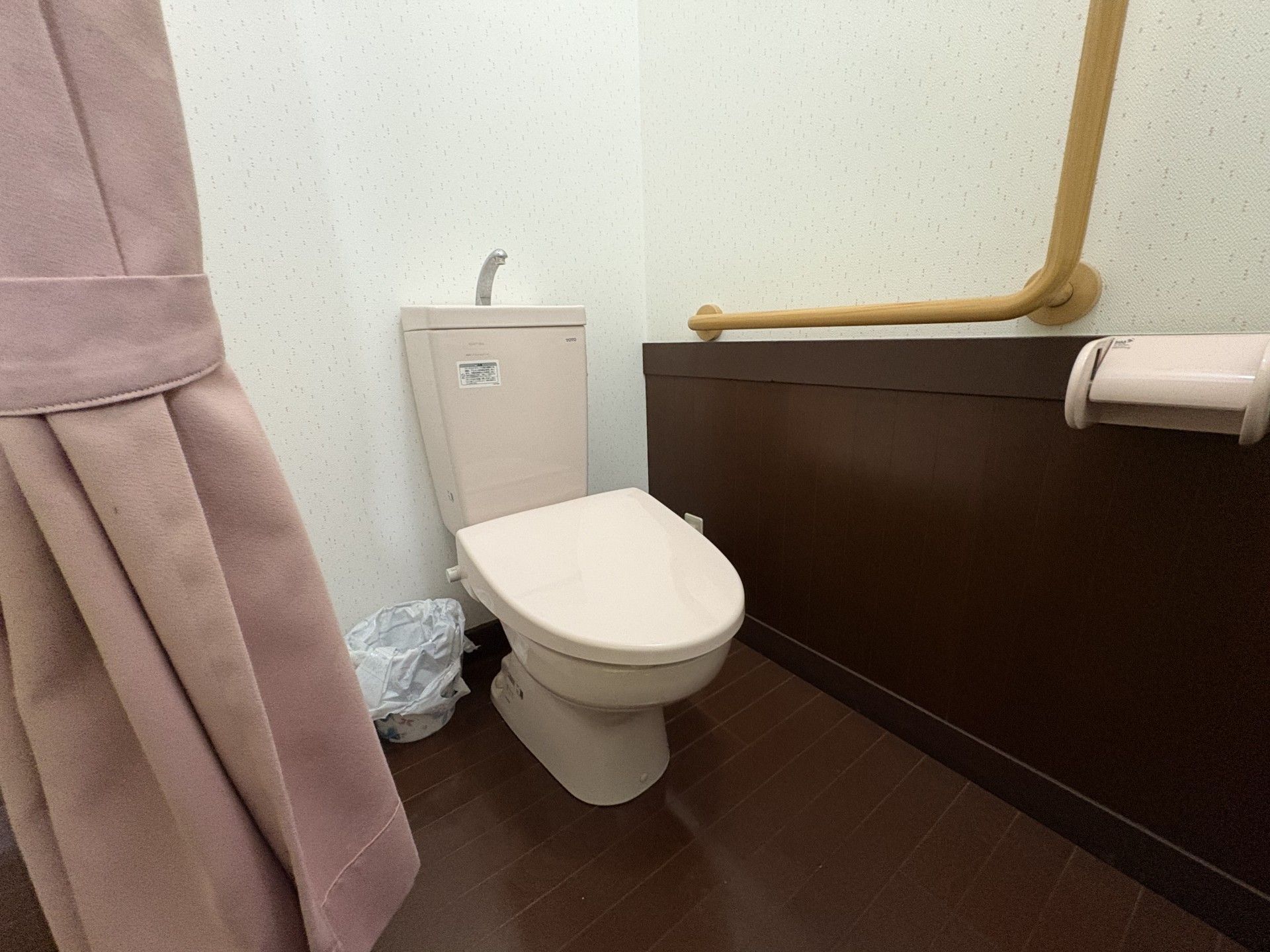手すり付きのトイレ