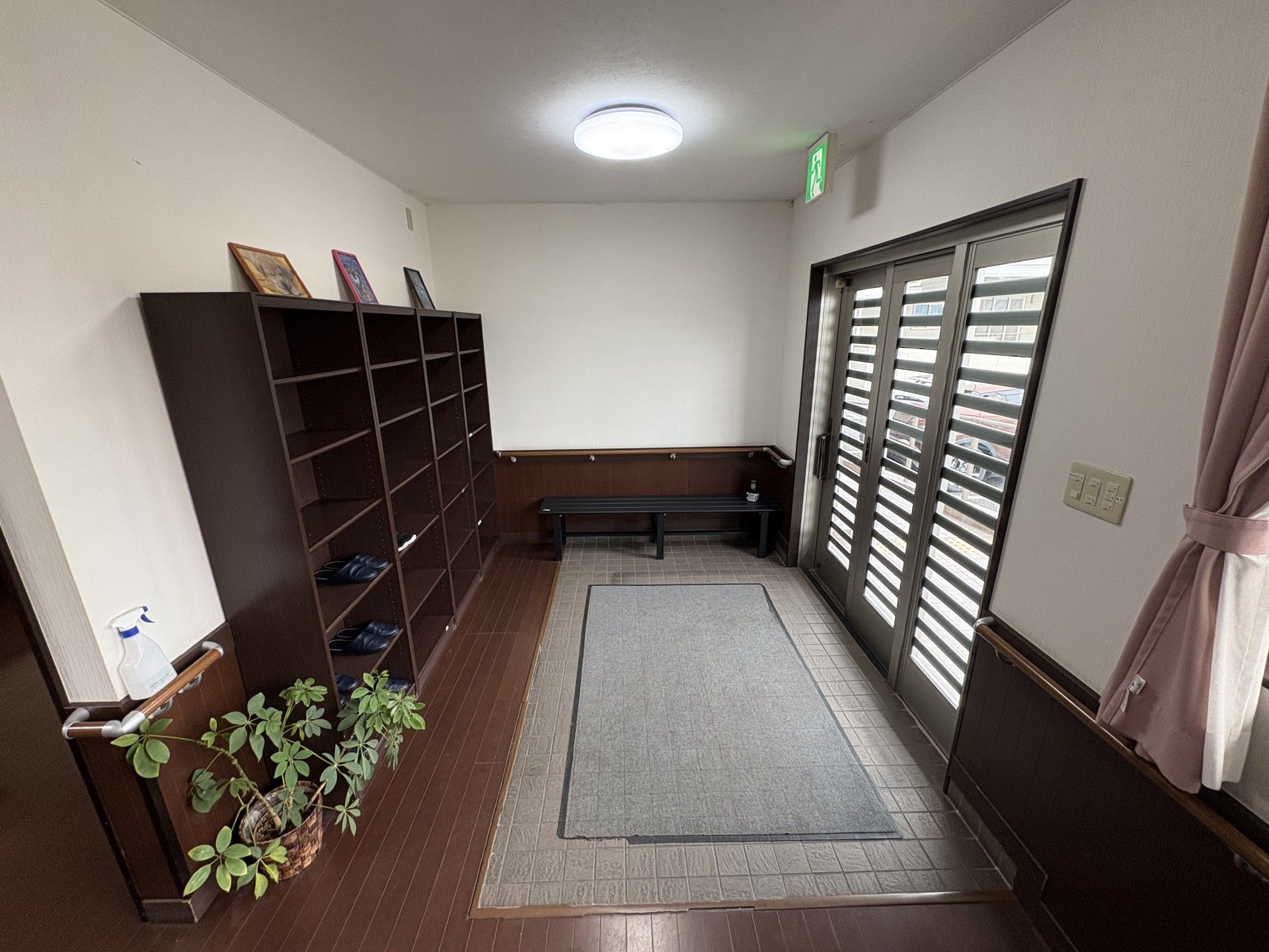 落ち着いた玄関スペース