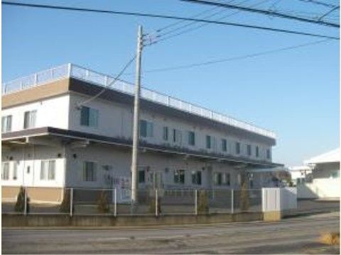 ２階建ての施設には屋上があり、窓が多い。転落防止と雨除けを兼ねてひさしが長く突き出ている造りになっている。