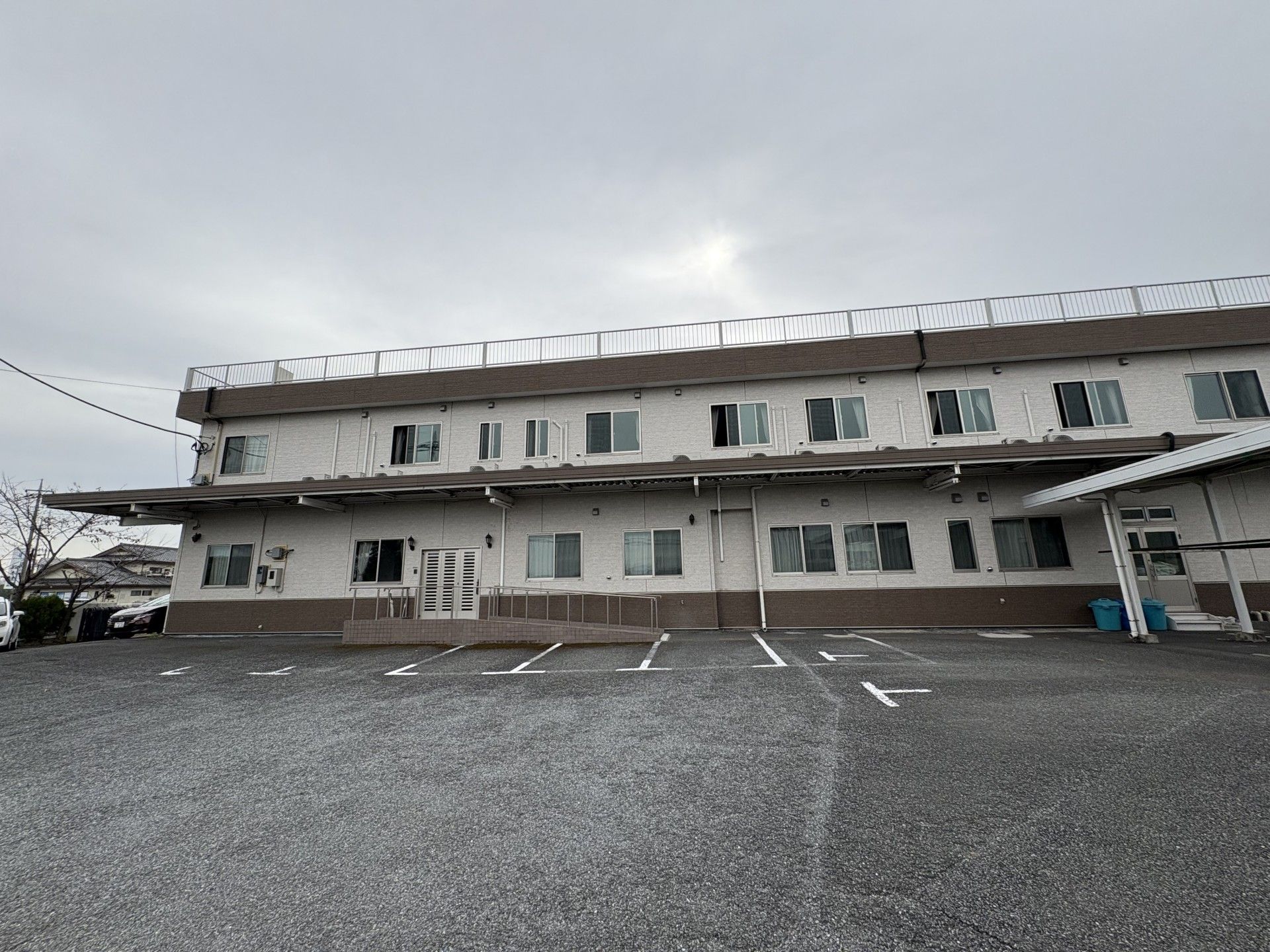 駐車場のある建物外観