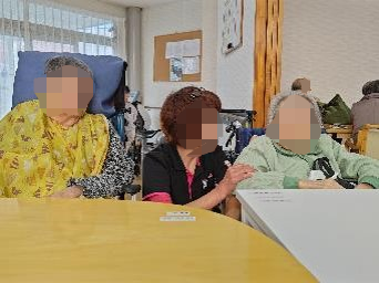 テレビやテーブルセットが設置された共有スペース