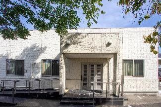 エントランスにスロープが設置された建物