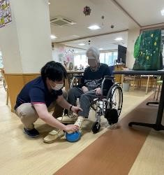 テレビや複数のテーブルセットが配置された共有スペース