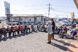棚やデスクが設置されたスタッフルーム