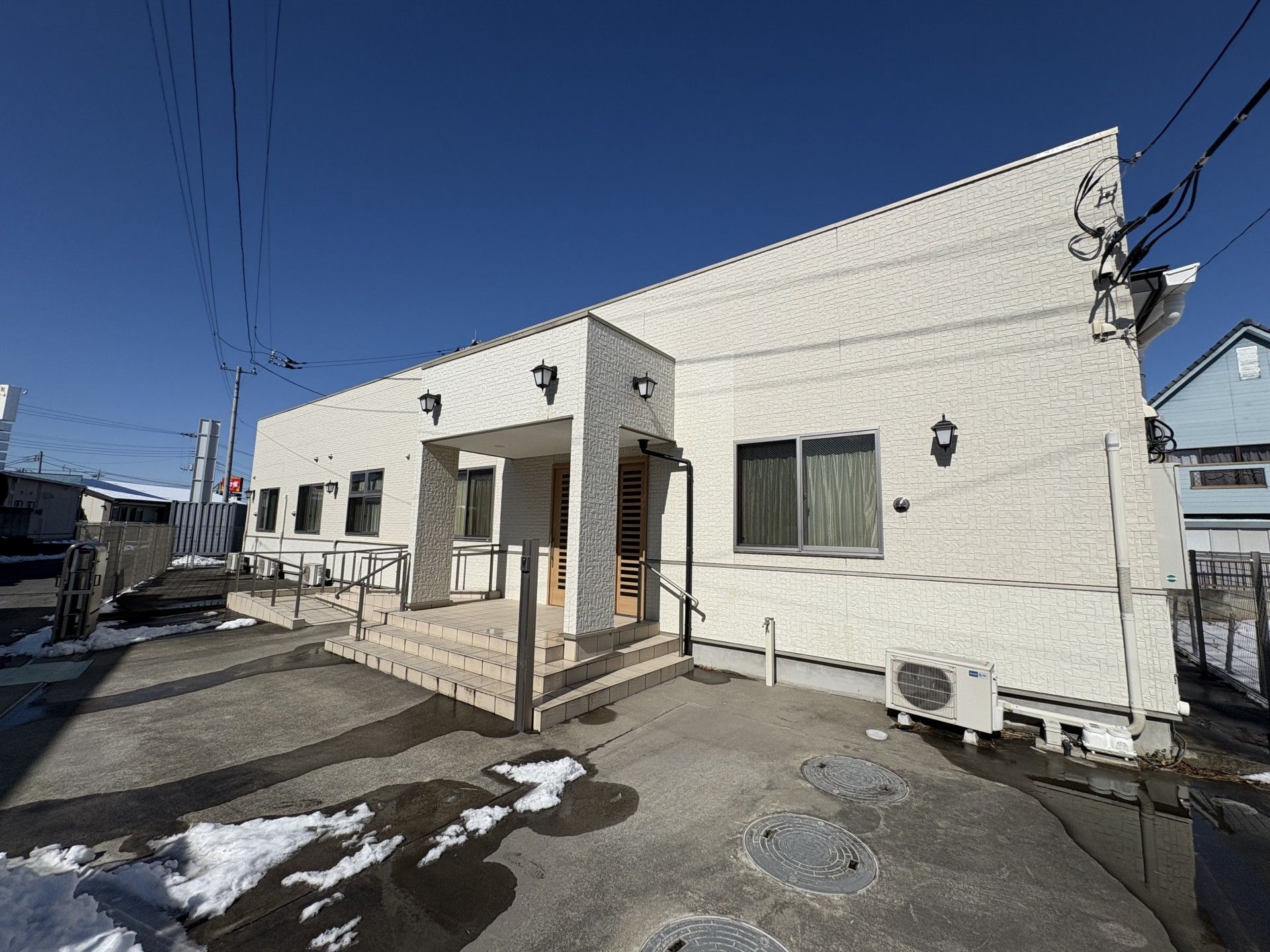 白い建物の外観