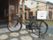 エントランスにはレトロな自転車やポストが設置されていて、暮らしに彩りを添えている。入り口は引き戸で段差がなく、楽に出入りできる。