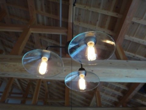 本施設では照明設備にもこだわっていて、デザイン性の高い照明器具が取り付けられている。白熱電球の優しい光が室内を照らしている。