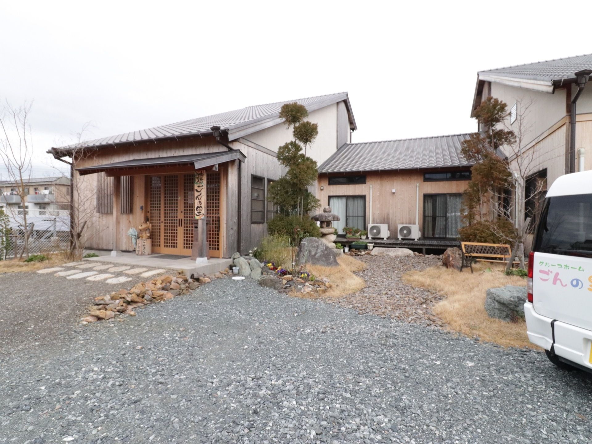 懐かしい民家風の建物である。平屋建てで外壁も木材である。敷地内は砂利が敷かれており、一部は植木屋石灯篭などで庭が作られている。