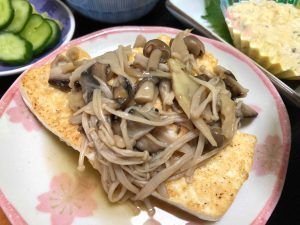 きのこのあんかけと、厚焼き玉子ときゅうりの浅漬け