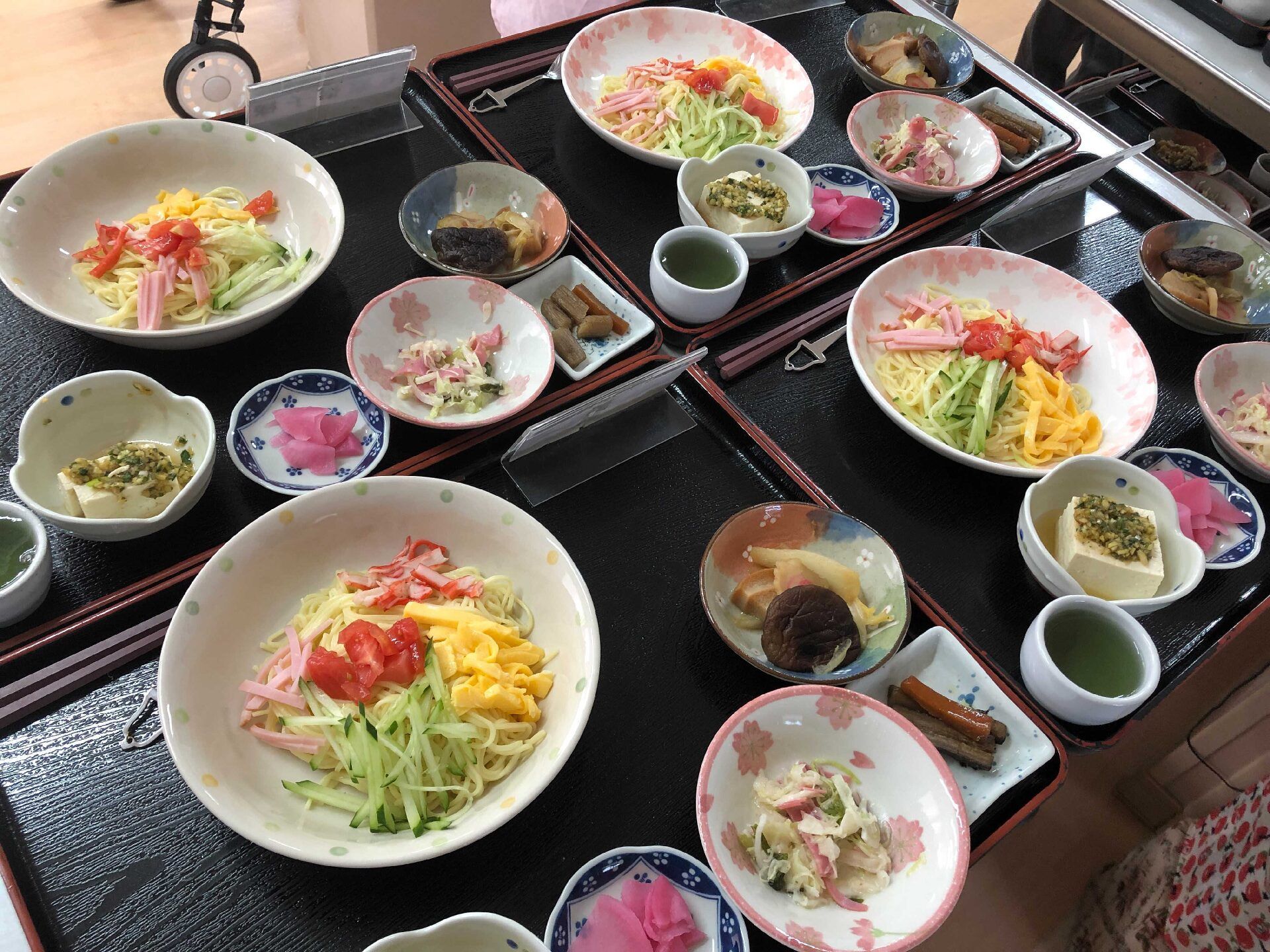 ちらし寿司と野菜の煮物と冷やっこのセット