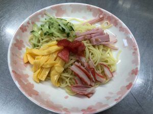 ハム、きゅうり、たまごをトッピングした冷やし中華