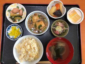 チャーハンと野菜の煮物と味噌汁のセット
