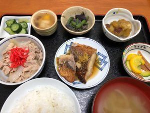 牛丼と魚の煮つけ、野菜の煮物やきゅうりの浅漬け