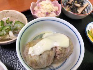 ロールキャベツとポテトサラダ、きゅうりの和え物のセット