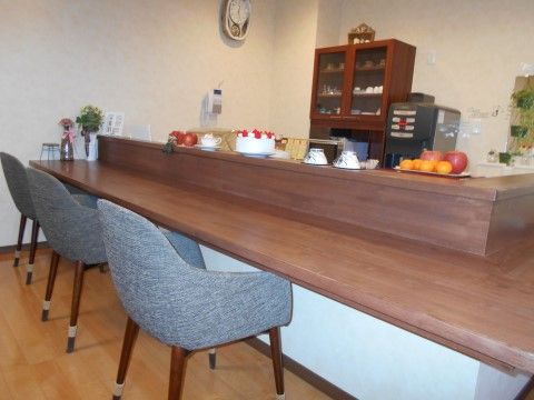 喫茶コーナーにはカウンターがあり、入居者様はスタッフと会話しながらコーヒーなどを飲んだり軽食を食べたりできる。
