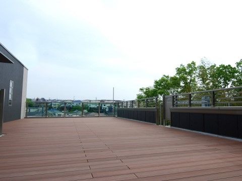 施設の屋上はウッドデッキになっており、日差しの照り返しが少なく入居者様同士の談笑の場として最適である。